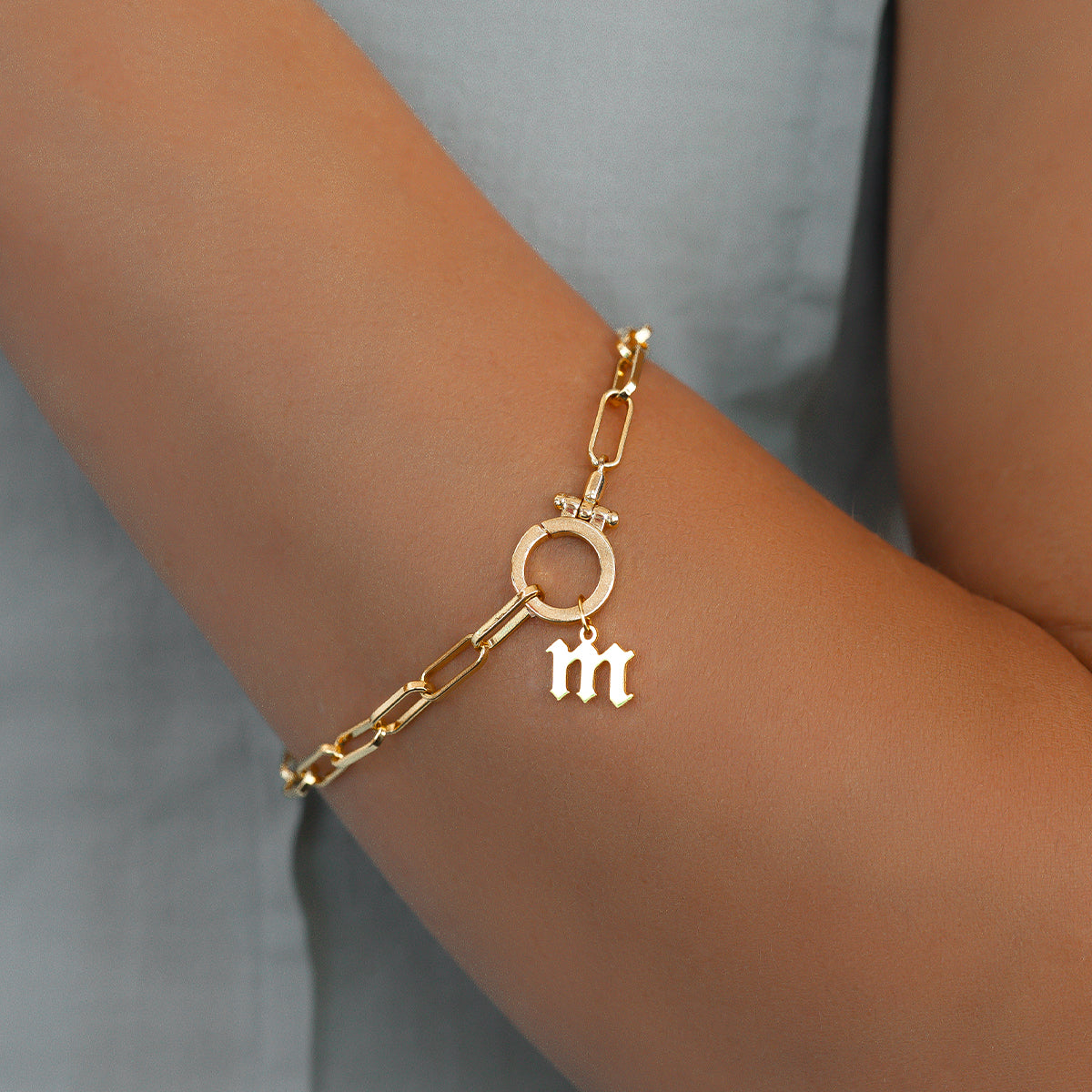 Charm con letra estilo Old English
