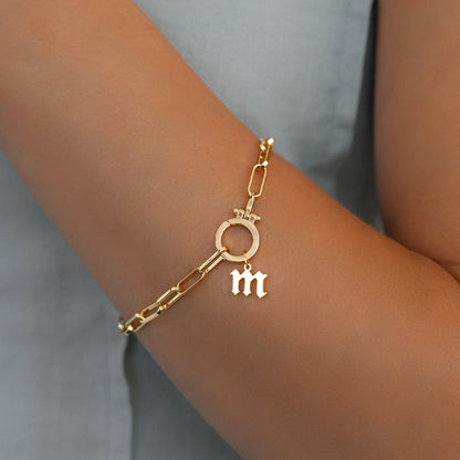 Charm con letra estilo Old English