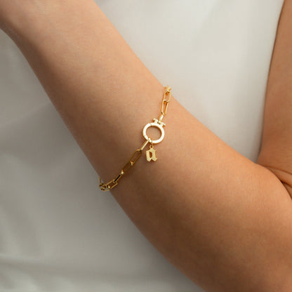 Charm con letra estilo Old English
