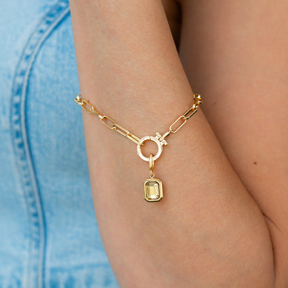 Charm con piedra de nacimiento talla baguette