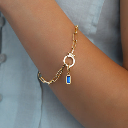 Charm delicado con piedra de nacimiento talla baguette