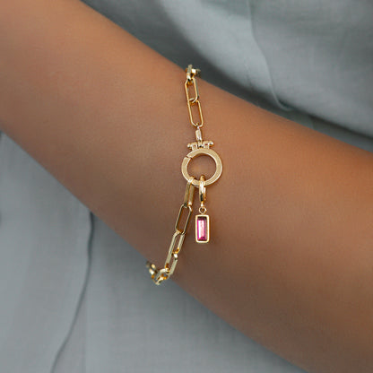 Charm delicado con piedra de nacimiento talla baguette