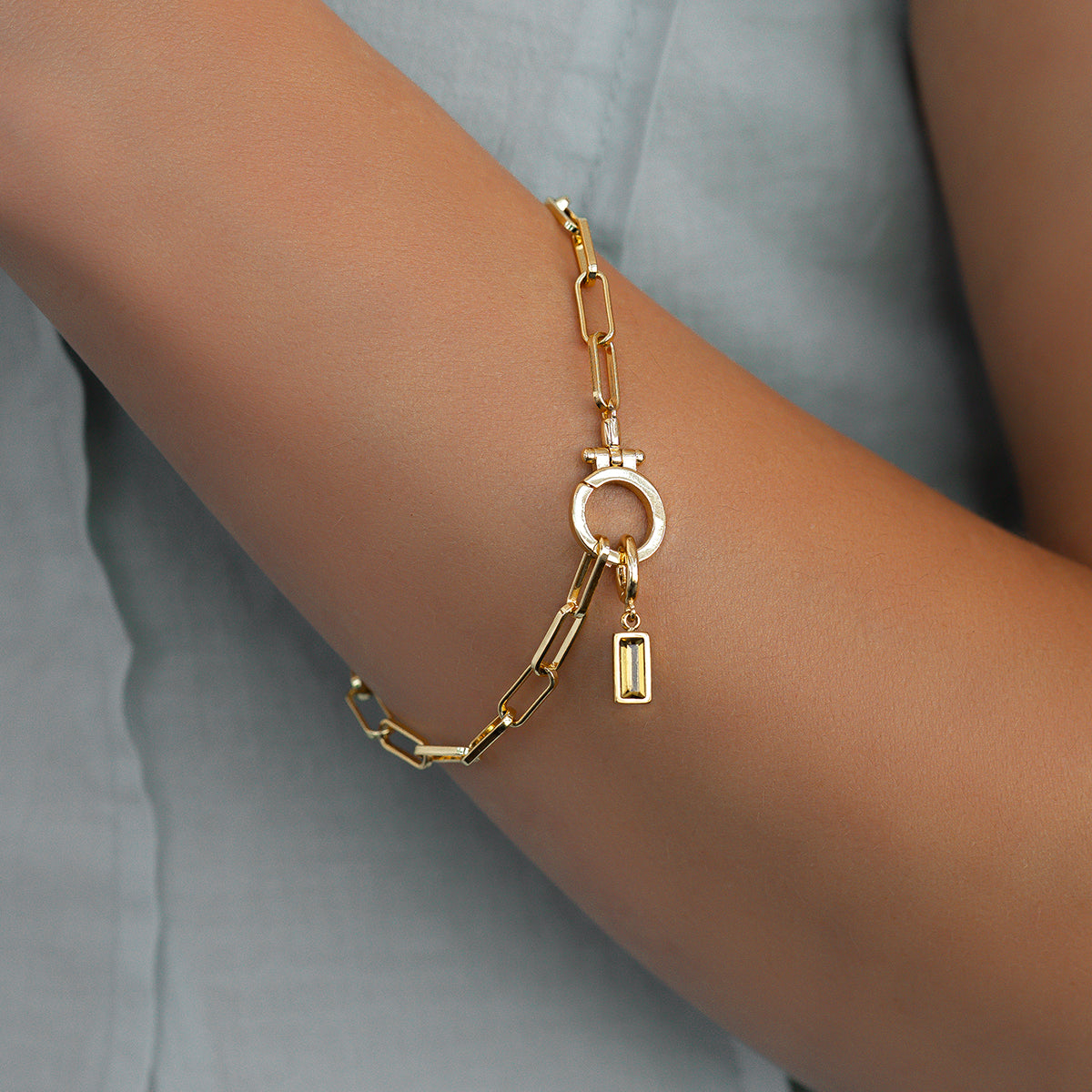Charm delicado con piedra de nacimiento talla baguette