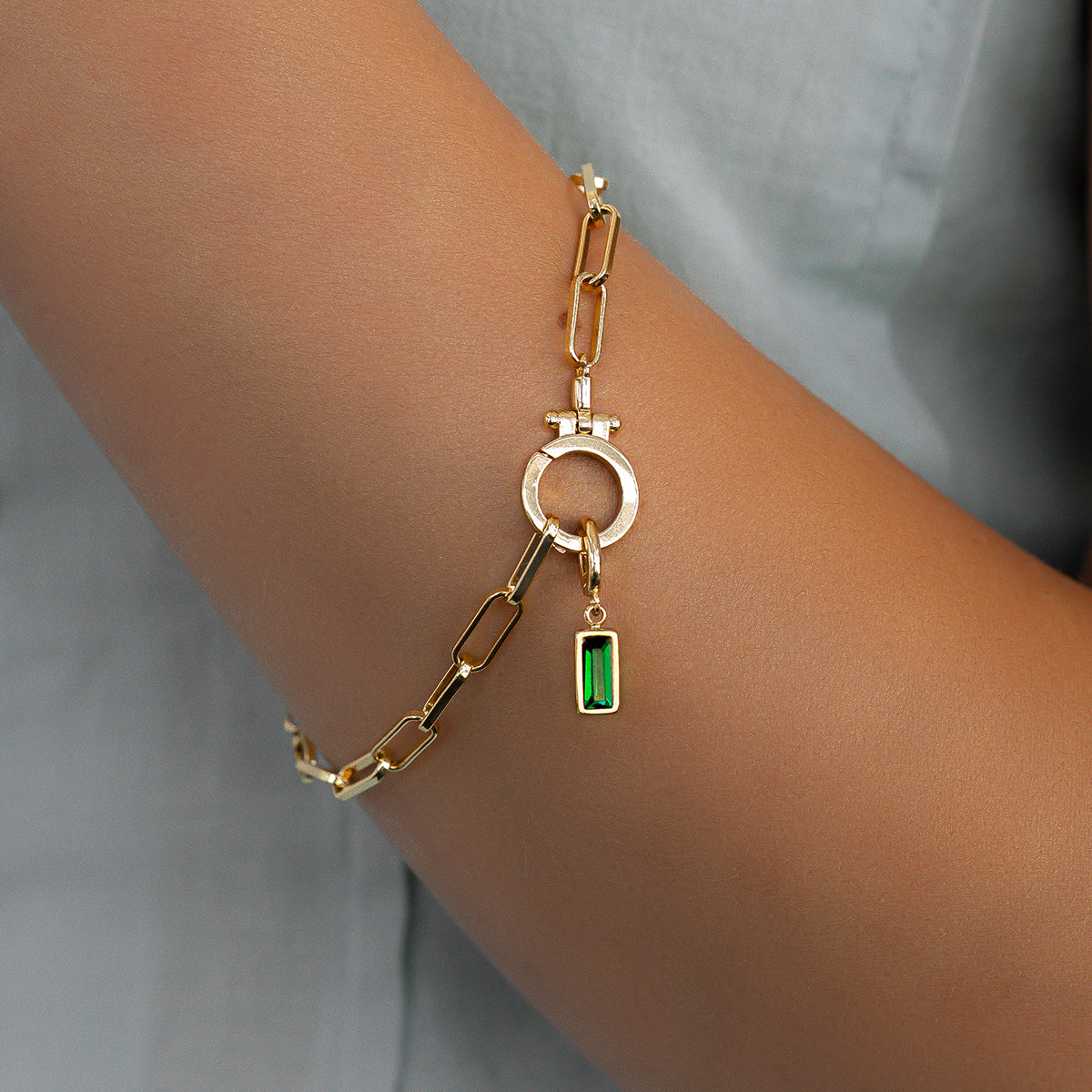Charm delicado con piedra de nacimiento talla baguette