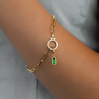 Charm delicado con piedra de nacimiento talla baguette