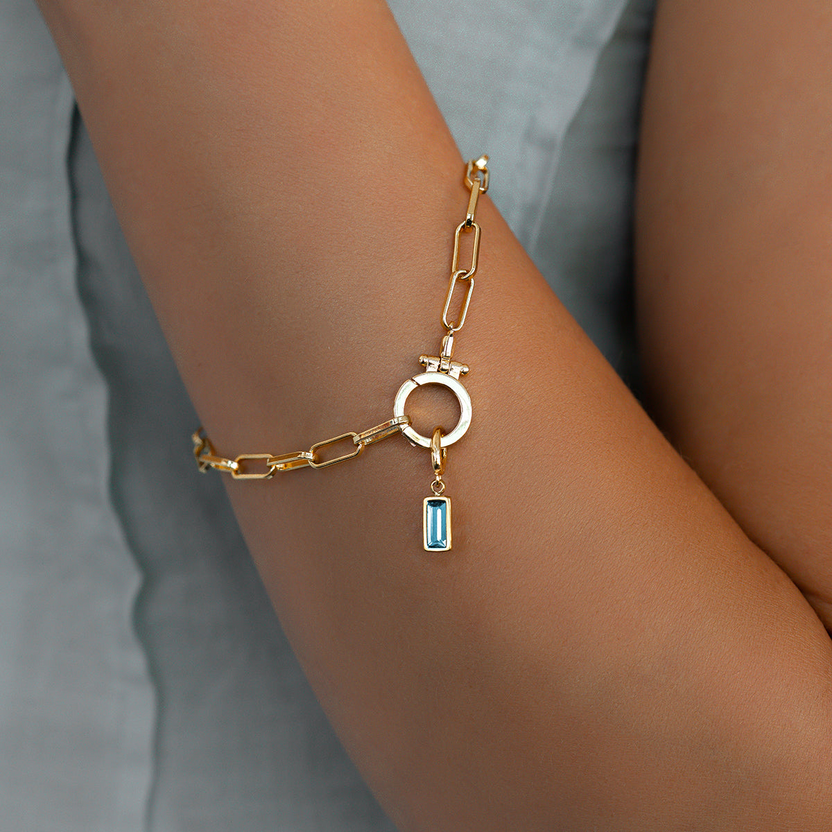 Charm delicado con piedra de nacimiento talla baguette