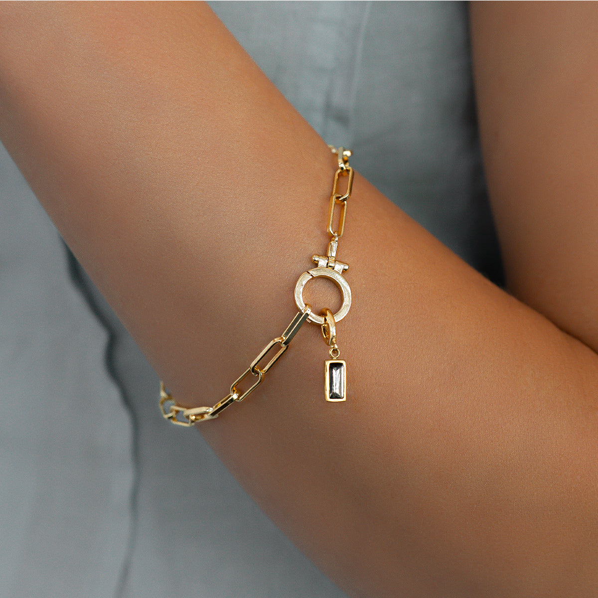 Charm delicado con piedra de nacimiento talla baguette