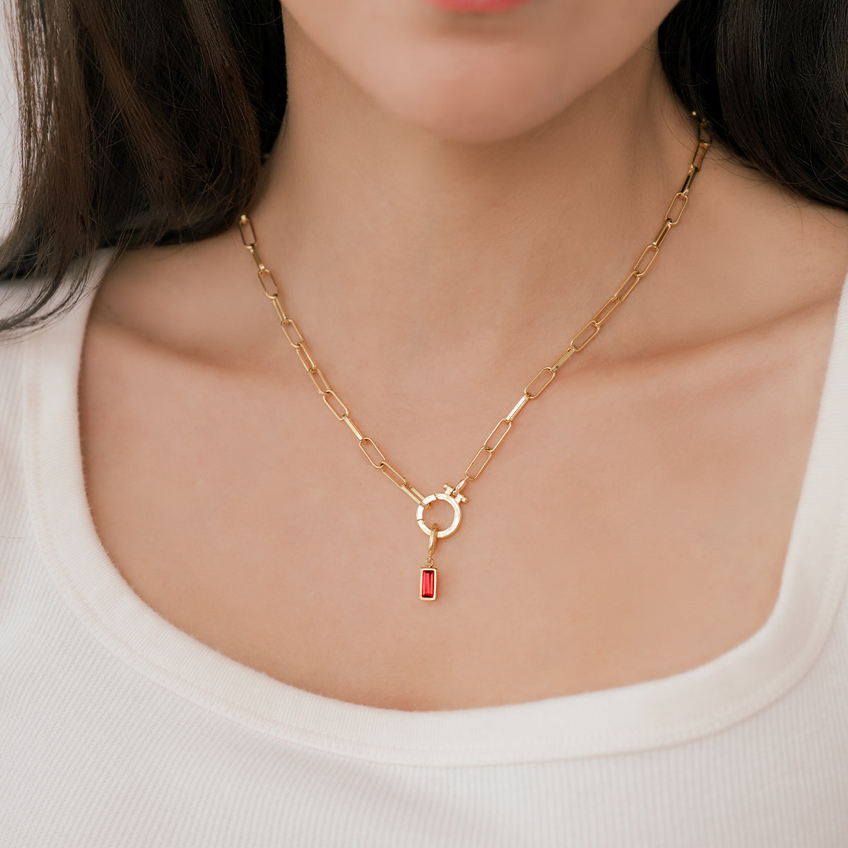 Charm delicado con piedra de nacimiento talla baguette