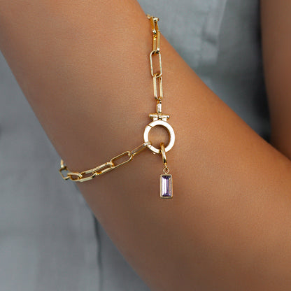 Charm delicado con piedra de nacimiento talla baguette