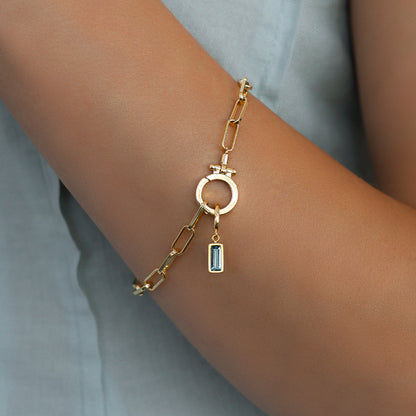 Charm delicado con piedra de nacimiento talla baguette