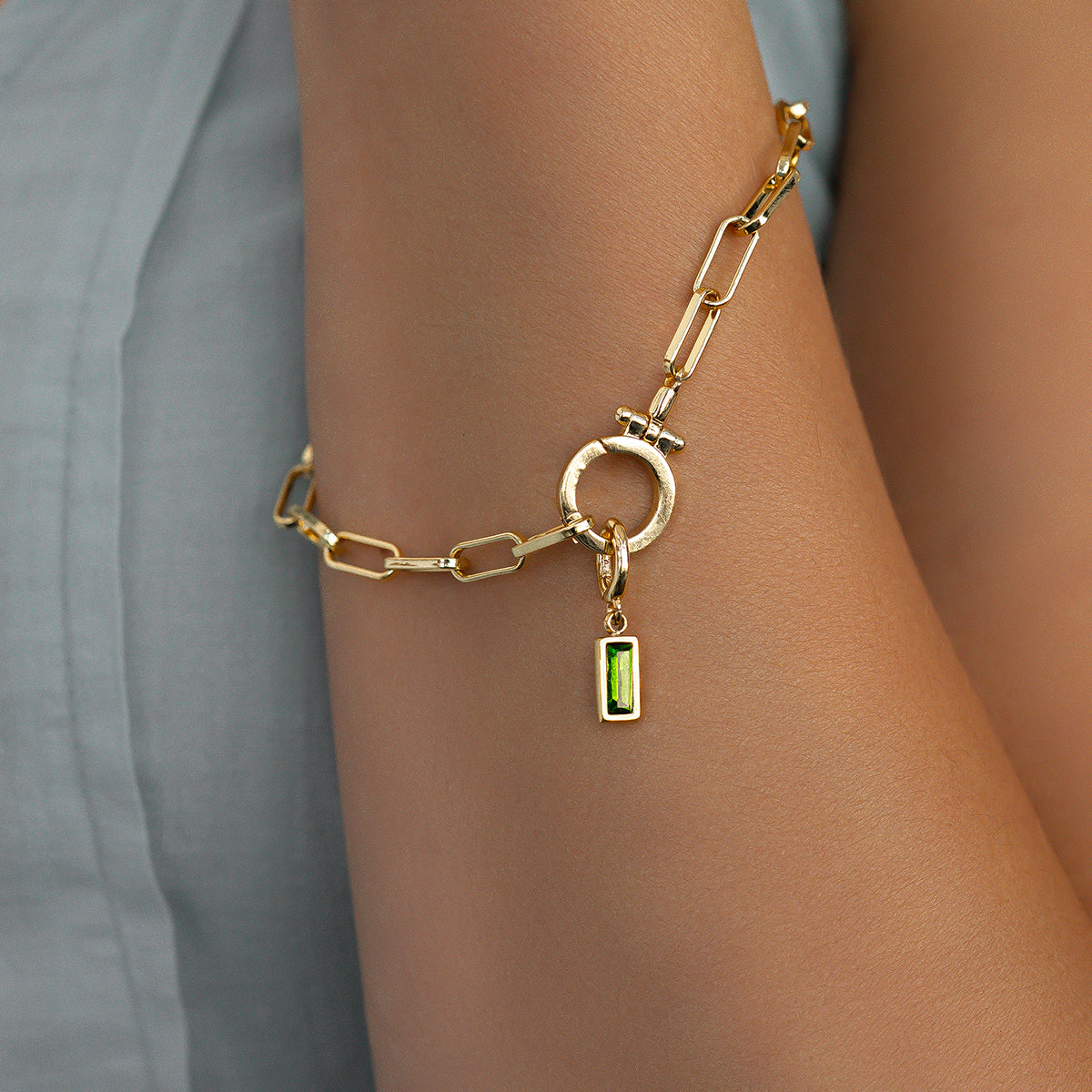 Charm delicado con piedra de nacimiento talla baguette