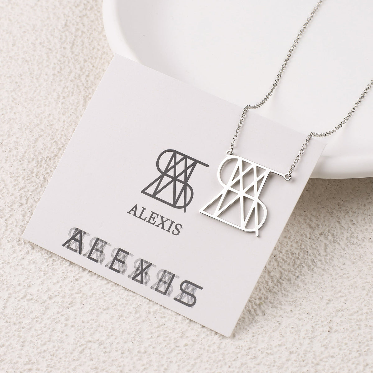 Collana con nome e monogramma minimalista
