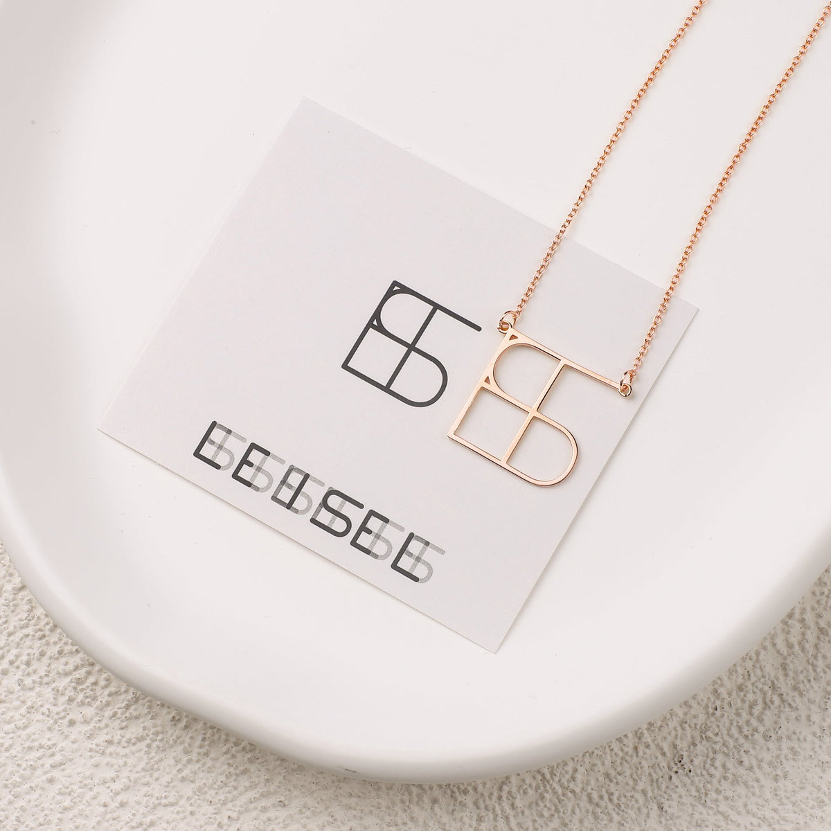 Collana con nome e monogramma minimalista