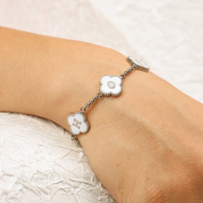 Bracelet personnalisé avec nom et trèfle à quatre feuilles