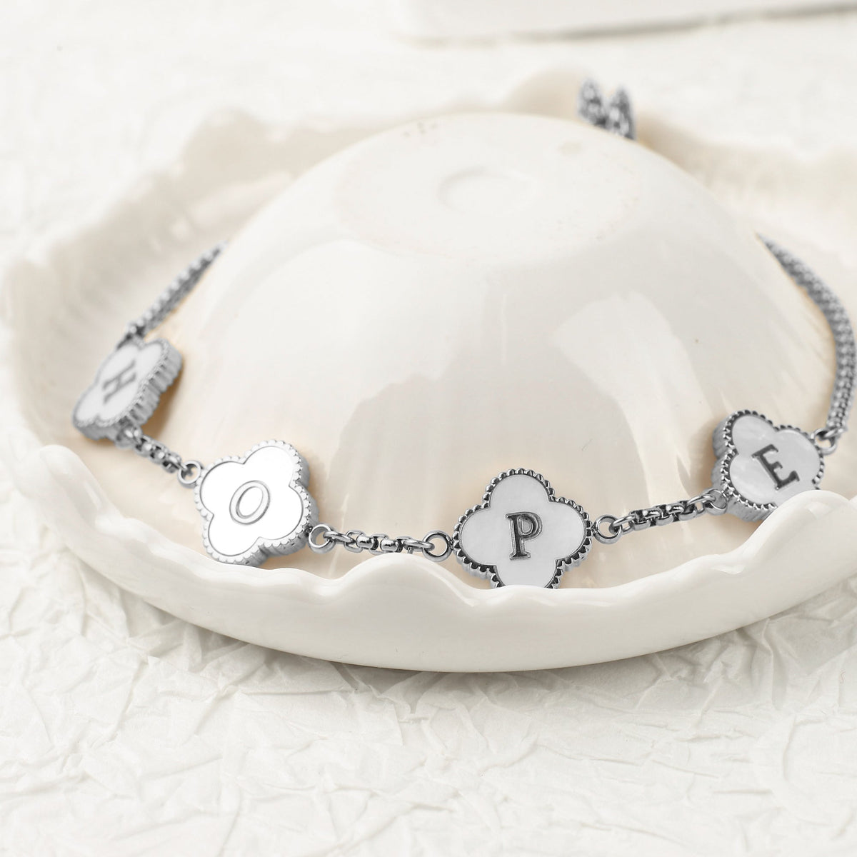 Bracelet personnalisé avec nom et trèfle à quatre feuilles