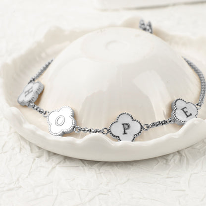 Bracelet personnalisé avec nom et trèfle à quatre feuilles
