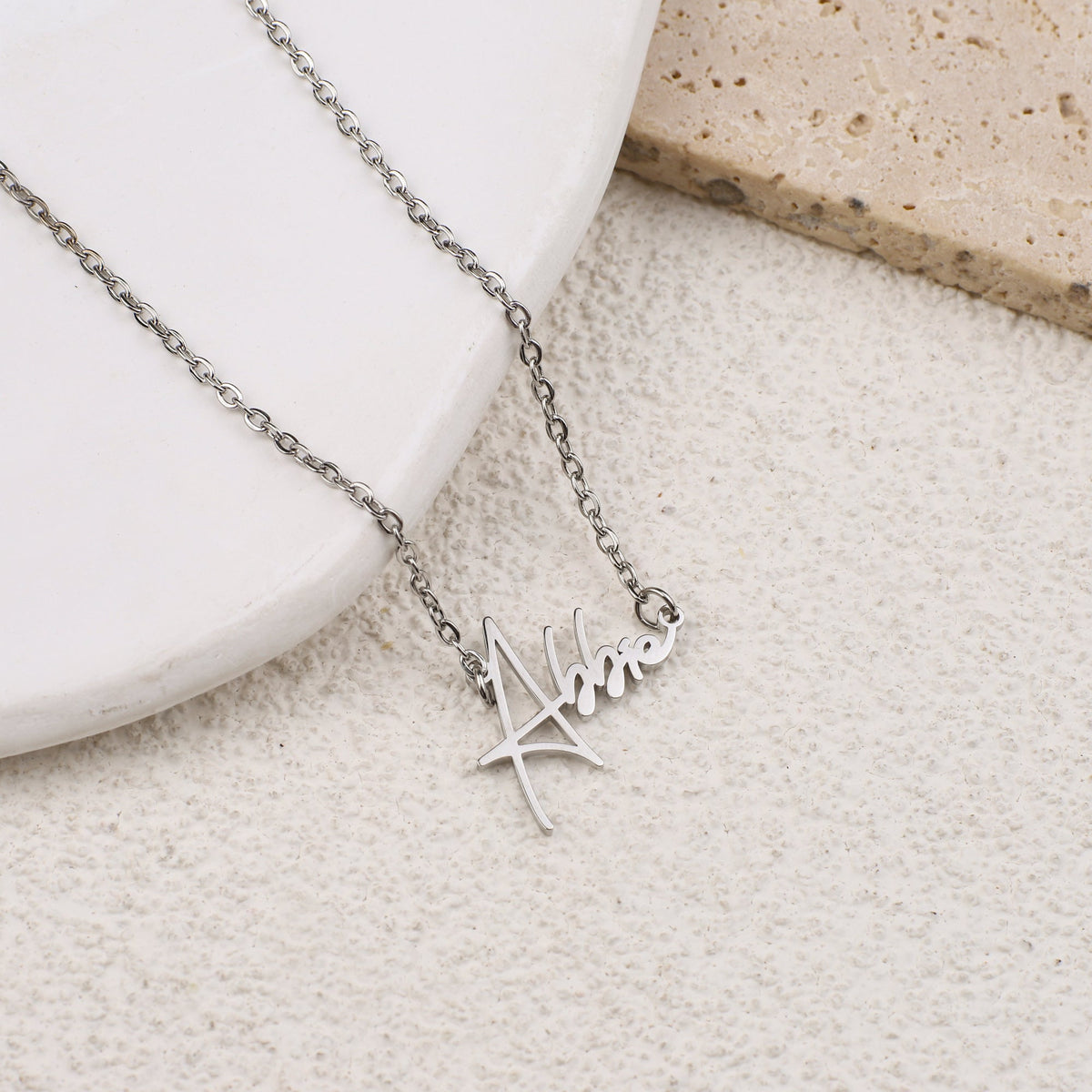 Collar con nombre moderno