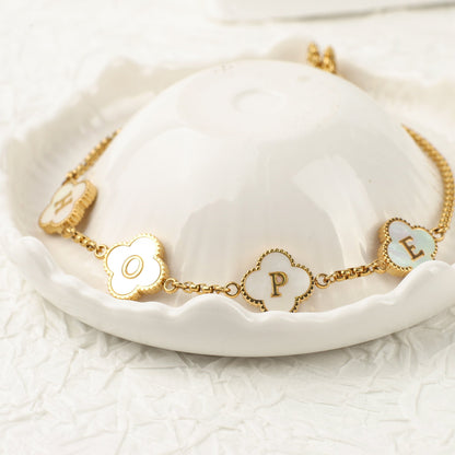 Bracelet personnalisé avec nom et trèfle à quatre feuilles