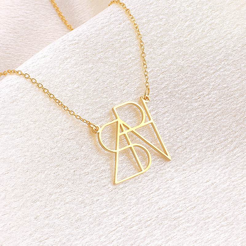 Collana con nome e monogramma minimalista