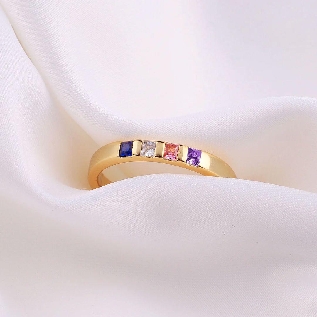 Anillo con piedras de nacimiento talla princesa