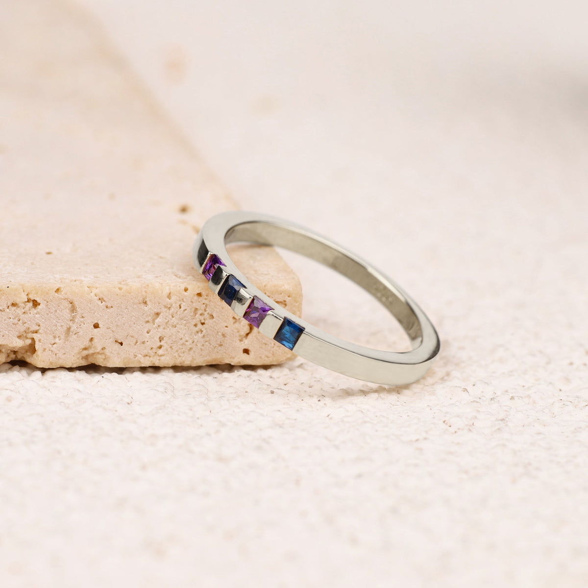 Anillo con piedras de nacimiento talla princesa