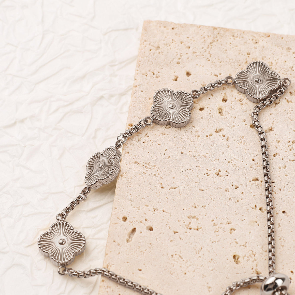 Bracelet personnalisé avec nom et trèfle à quatre feuilles