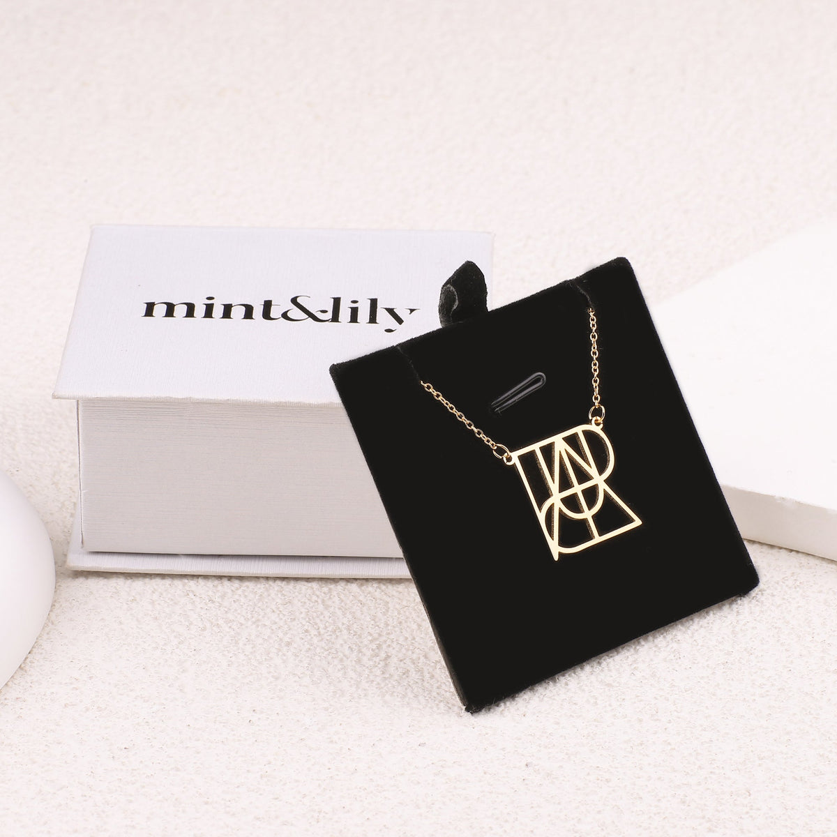 Collana con nome e monogramma minimalista