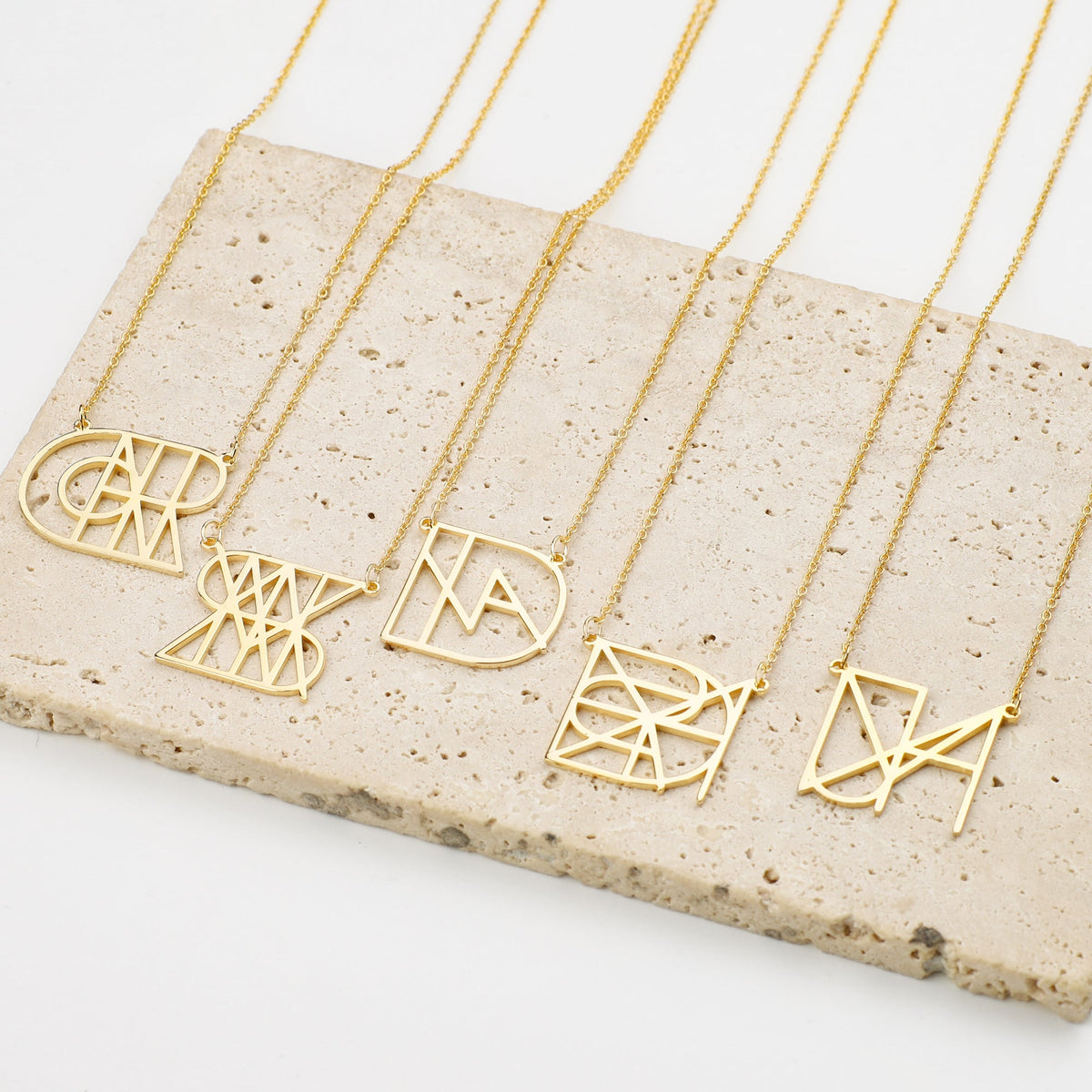 Collana con nome e monogramma minimalista