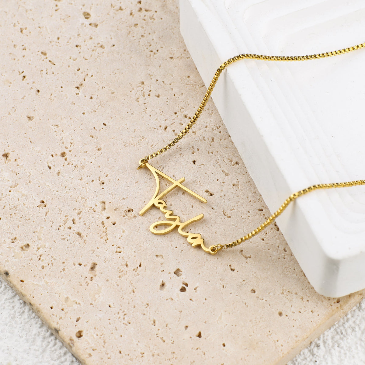 Collar con nombre moderno