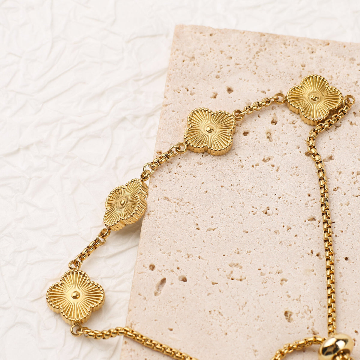 Bracelet personnalisé avec nom et trèfle à quatre feuilles