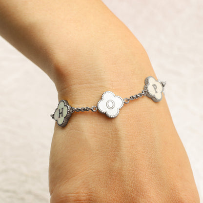 Bracelet personnalisé avec nom et trèfle à quatre feuilles
