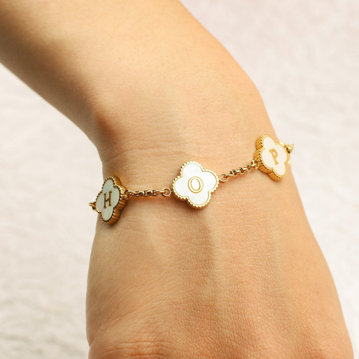 Bracelet personnalisé avec nom et trèfle à quatre feuilles