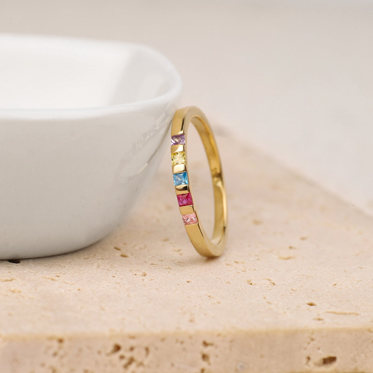Anillo con piedras de nacimiento talla princesa