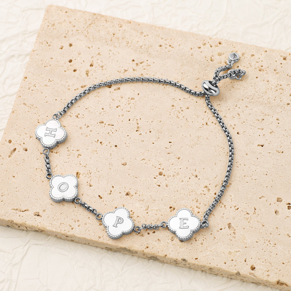 Bracelet personnalisé avec nom et trèfle à quatre feuilles
