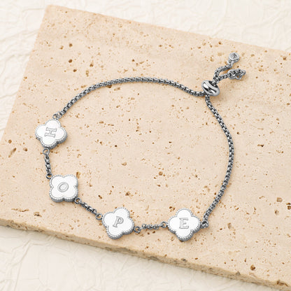 Bracelet personnalisé avec nom et trèfle à quatre feuilles