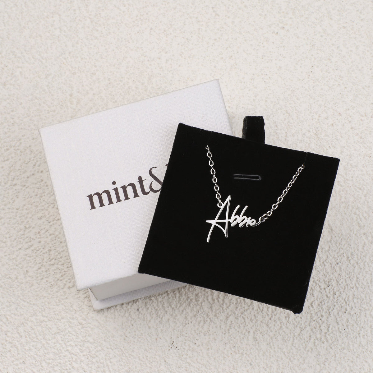 Collar con nombre moderno