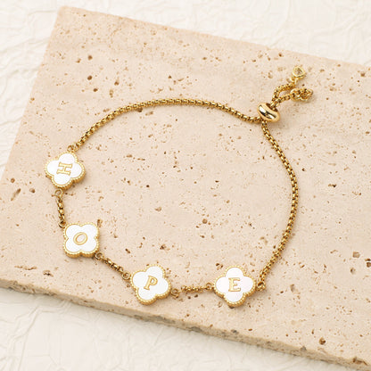 Bracelet personnalisé avec nom et trèfle à quatre feuilles