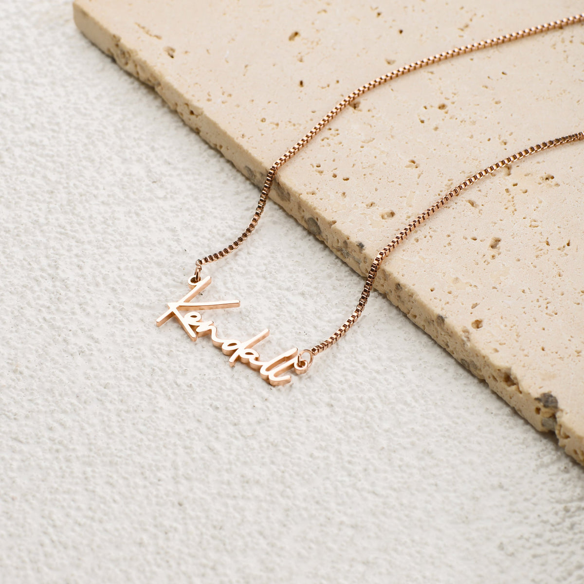 Collar con nombre moderno