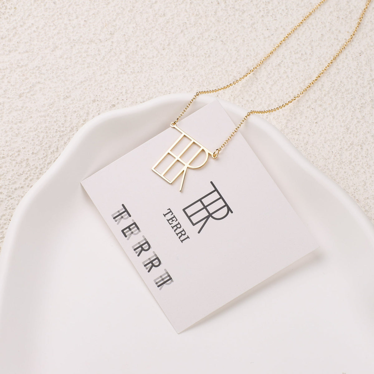 Collana con nome e monogramma minimalista