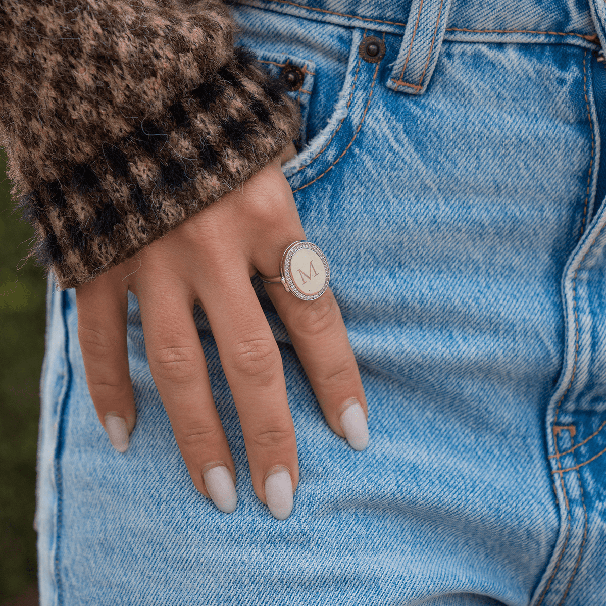 Anillo personalizado con medallón ovalado