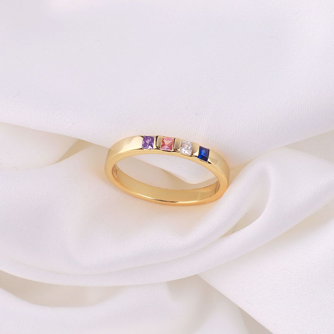 Anillo con piedras de nacimiento talla princesa