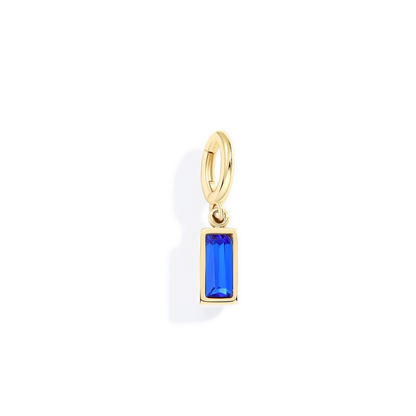 Charm delicado con piedra de nacimiento talla baguette