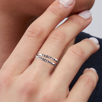 Anillo fino apilable personalizado con nombre