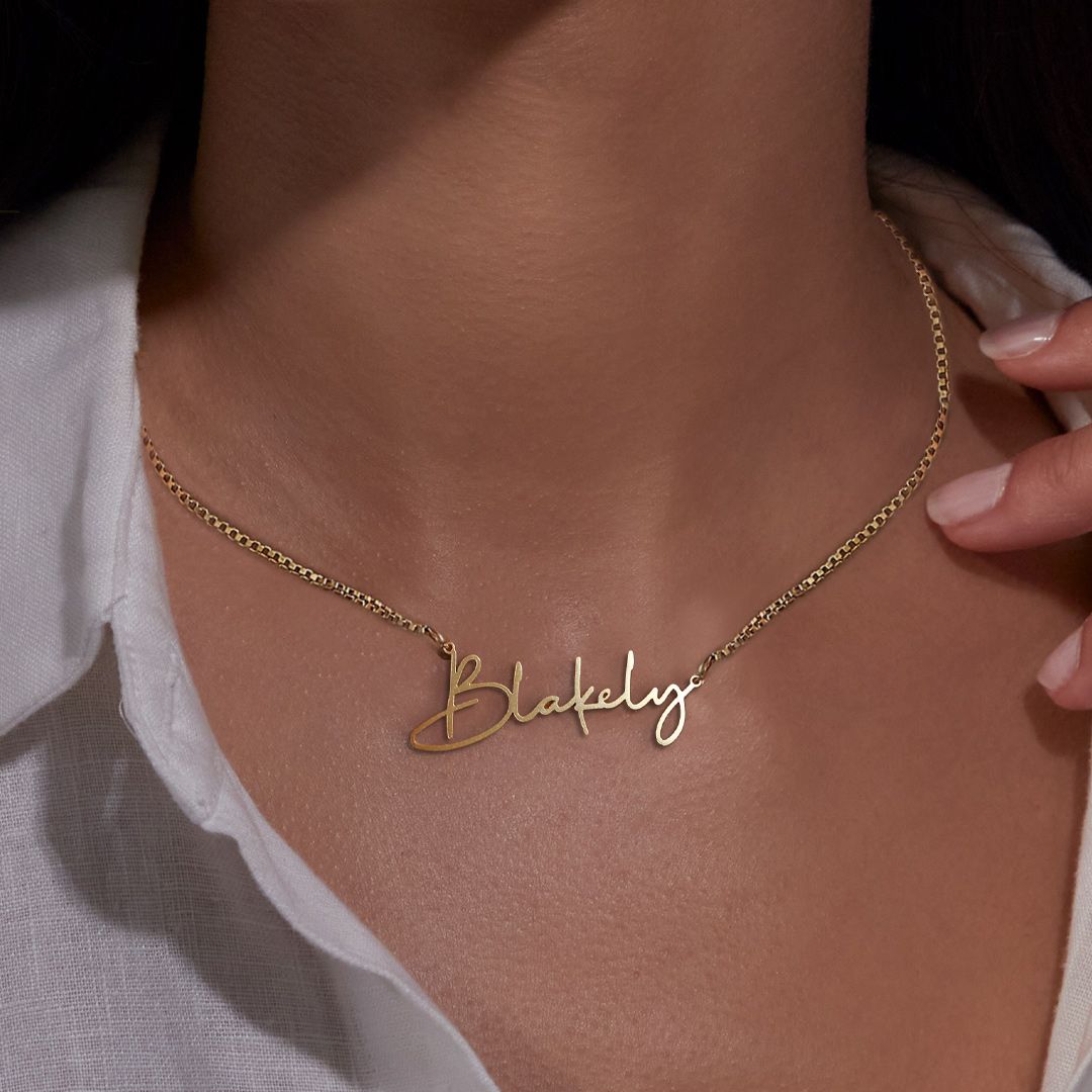 Collar con nombre moderno