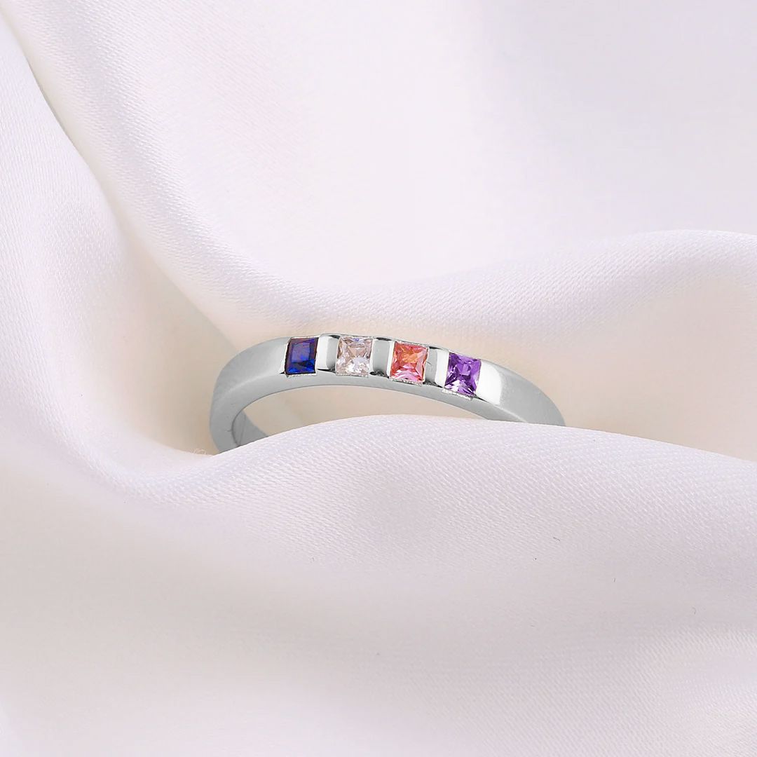 Anillo con piedras de nacimiento talla princesa