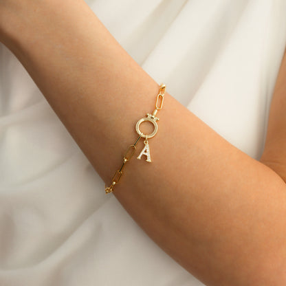 Charm délicat avec initiale pavée