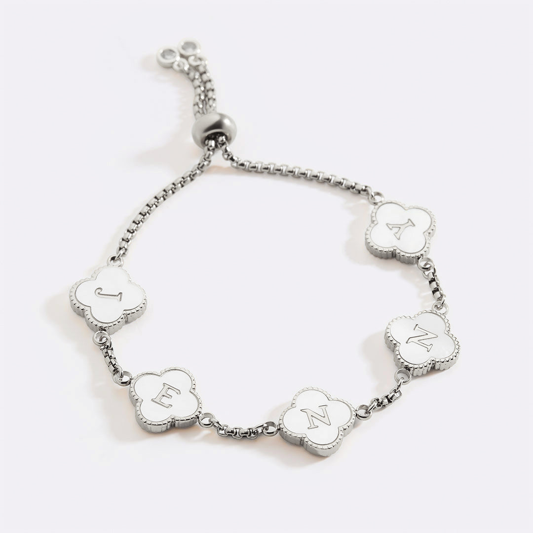 Bracelet personnalisé avec nom et trèfle à quatre feuilles