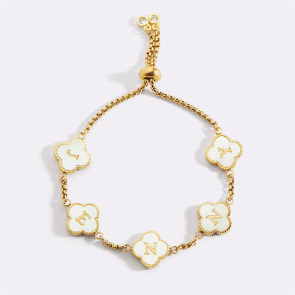 Bracelet personnalisé avec nom et trèfle à quatre feuilles