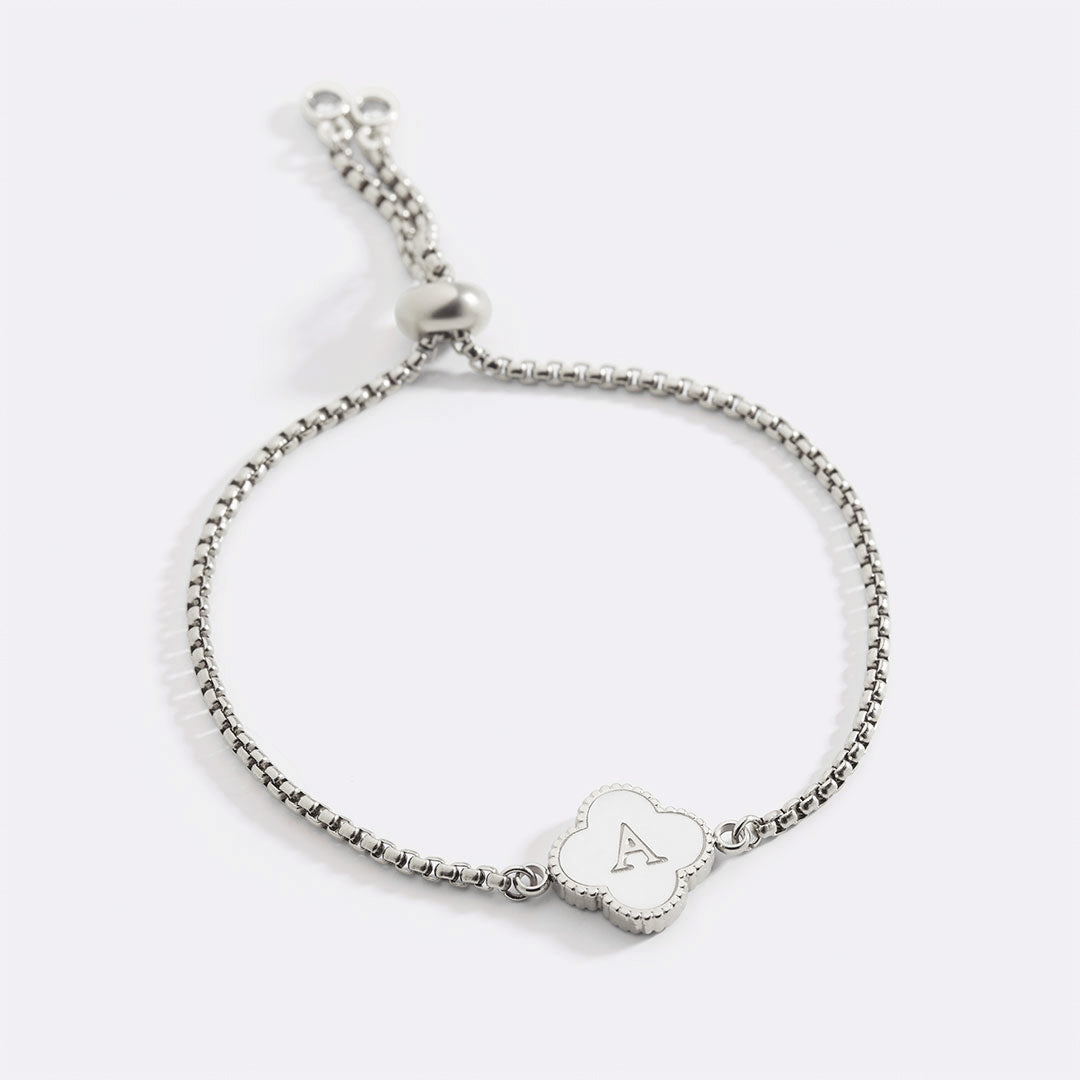 Bracelet personnalisé avec nom et trèfle à quatre feuilles