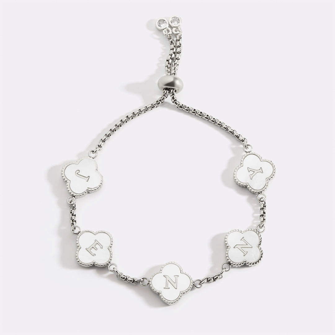 Bracelet personnalisé avec nom et trèfle à quatre feuilles